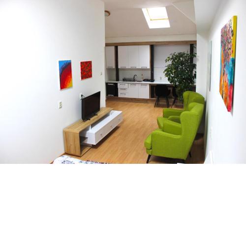 Krásny priestranný slnečný apartmán v centre mesta