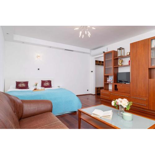 Krupnicza Studio with AC Next to Krakow Old Town by Noclegi Renters