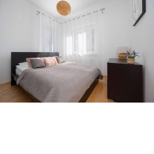 Kwiatkowskiego Apartment in Warsaw Perfect for Remote Work by Noclegi Renters