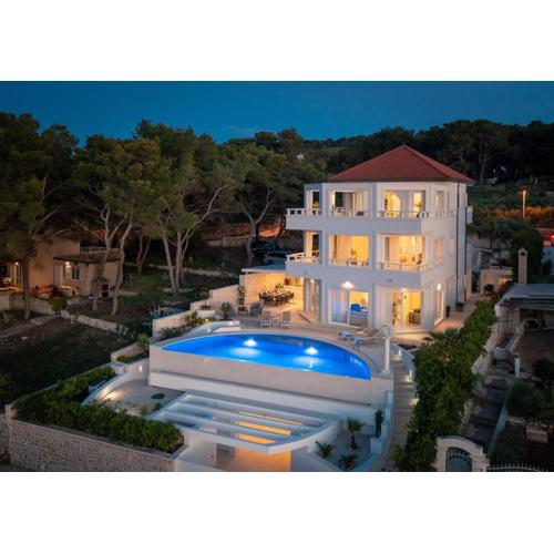 La Villa - BEACHFRONT - INFINITY POOL - NEW