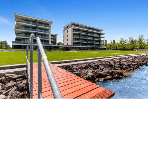 Lakefront Elegant Condo Lela - Happy Rentals