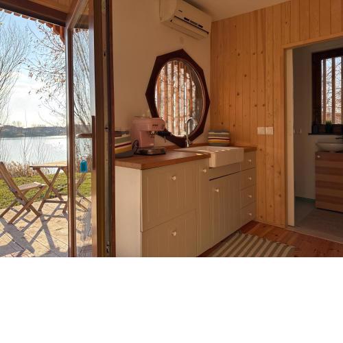 Lakeside Tiny House with Sauna & Hot-Tub