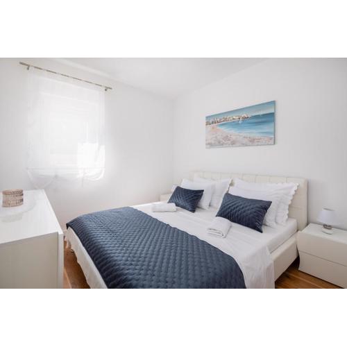 Lana - Sea view apartment with parking