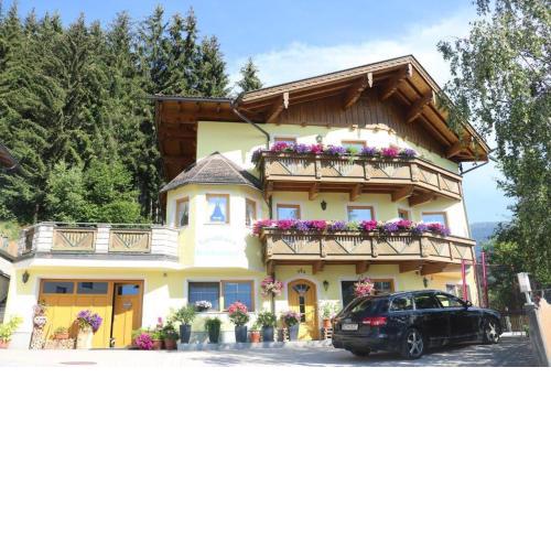 Landhaus Katharina bis 12 Personen mit Saunachalet und Blick auf die Bergwelt des Zillertals