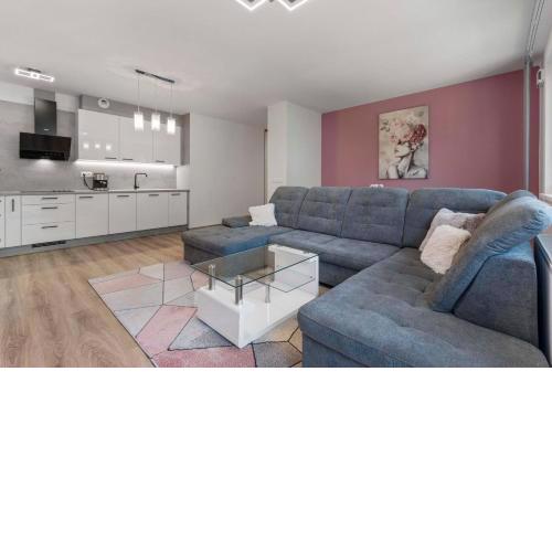 Large 75 m2 Apartment next to Airport - Free Parking