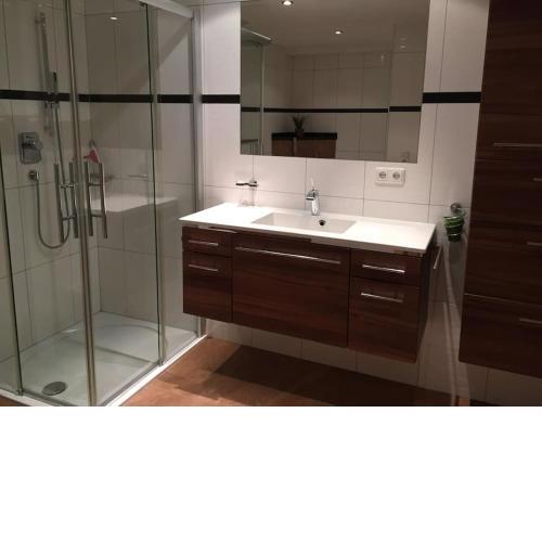 Large 8 Bed Apartment. Perfect Location.