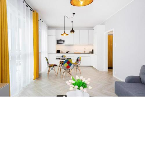 Large Apartment in Rondo Wiatraczna by Noclegi Renters