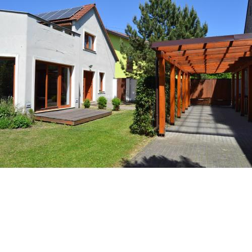 Large house with parking, 30 min to Prague center