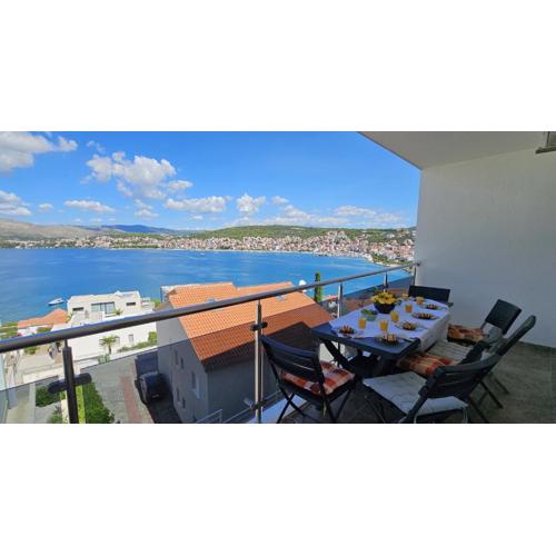 Large seaview apt, 150m to beach, 4km from Trogir - Apt Nora