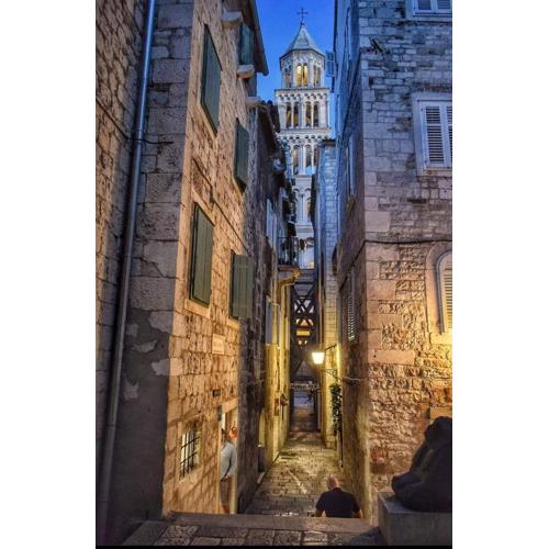 Largo apartment in the heart of Diocletian palace