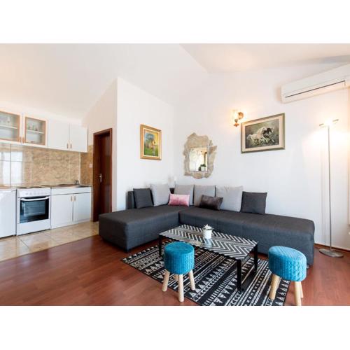 Lavish Holiday Home in Podstrana with Garden