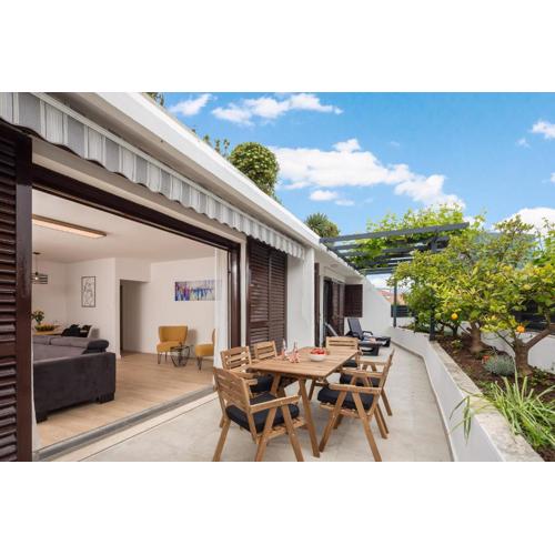 Lemon Tree Luxury, free parking