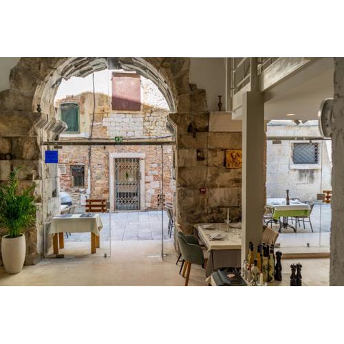 Leonis Restaurant & Rooms
