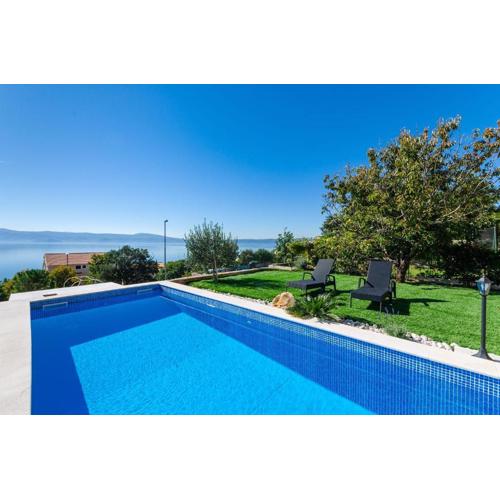 Lichtdurchflutete Penthousewohnung nur 300 Meter zum Strand mit Meerblick, Pool, Grill