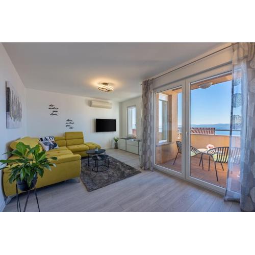 Lichtdurchflutetes Apartment mit Meerblick, privatem Balkon, WiFi, Privatparkplatz