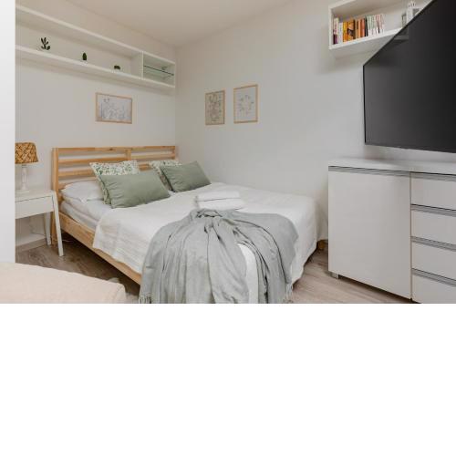 Light Studio with Balcony by Noclegi Renters