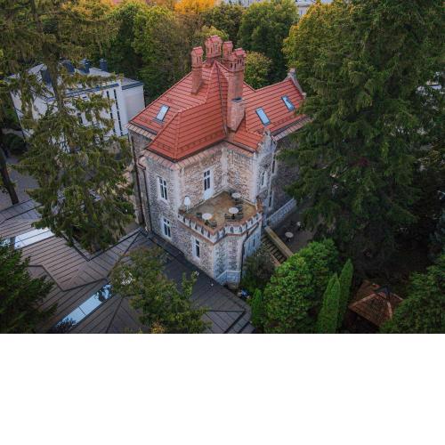 Lion's Castle Hotel