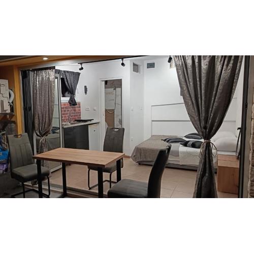 Little Garden House-Omis Center