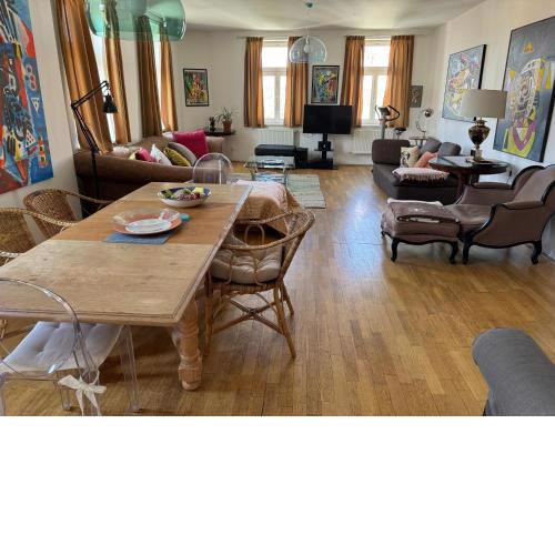 Live at home in a popular large Prague apartment