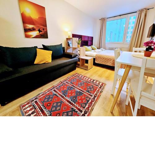 LIVE-INN FAMILY APARTMENT TO FIT 8 GUESTS, 20 mins to Centre, FREE Gym, Reception, Parking, Roof Terrace, Game & Party Room