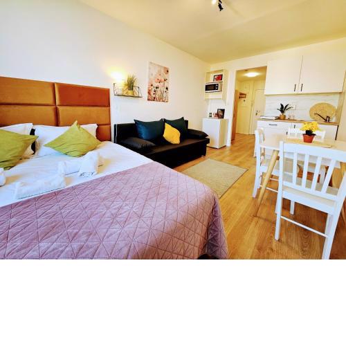 LIVE-INN SUPERIOR SUITE FOR 1-4 GUESTS, 20 Mins to center, FREE Gym, Reception, Parking, Roof Terrace, Game & Party Room