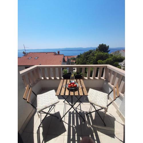 Lovely 2-bed apartment with balcony/free parking.