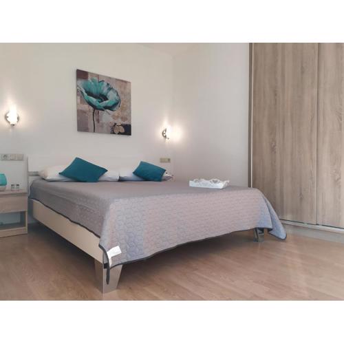 Lovely 2-bedroom, 2-bathroom apartment with sea view balcony, 200m from beach