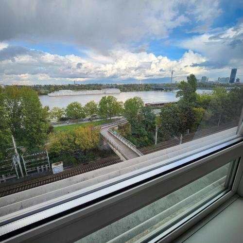 Lovely Apartment for 4 on the Danube River - Private Parking