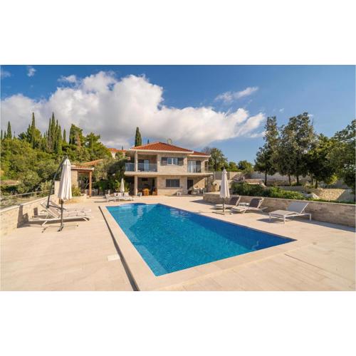Lovely Apartment In Cilipi With Wifi