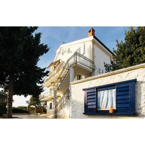 Lovely Apartment In Jezera With Wifi