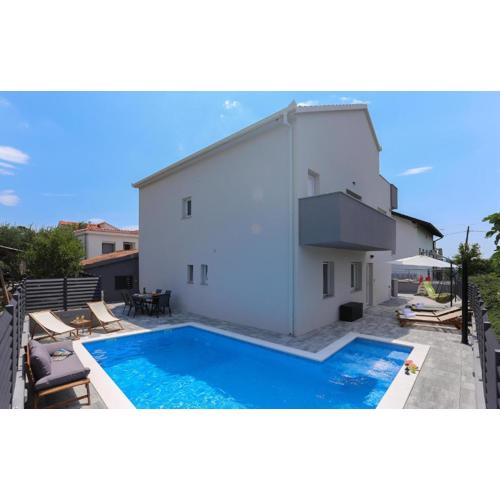Lovely Apartment In Kastel Kambelovac With Private Swimming Pool, Can Be Inside Or Outside