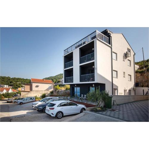 Lovely Apartment In Komarna With Wifi