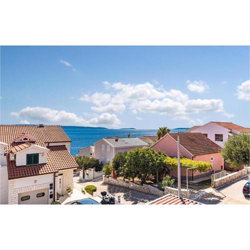 Lovely Apartment In Okrug Gornji