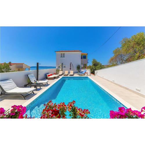 Lovely Apartment In Okrug Gornji