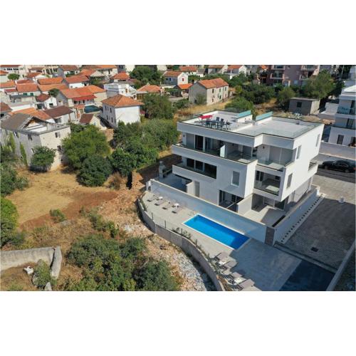 Lovely Apartment In Okrug Gornji