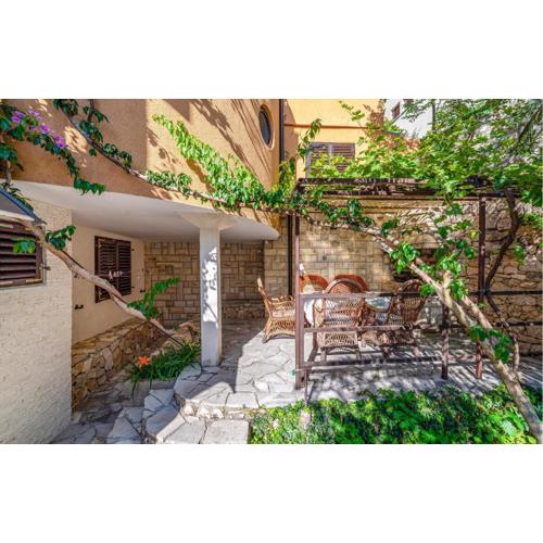 Lovely Apartment In Rovanjska