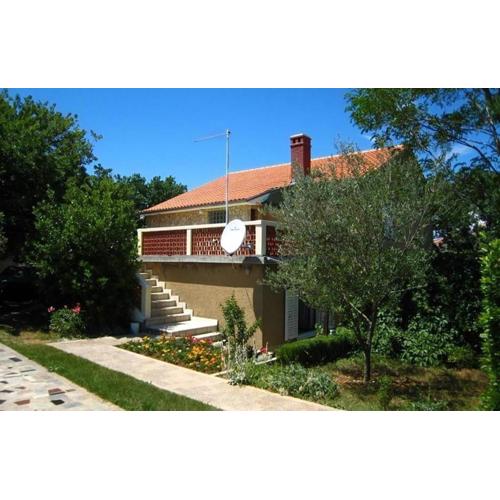 Lovely Apartment In Šilo With Private Parking