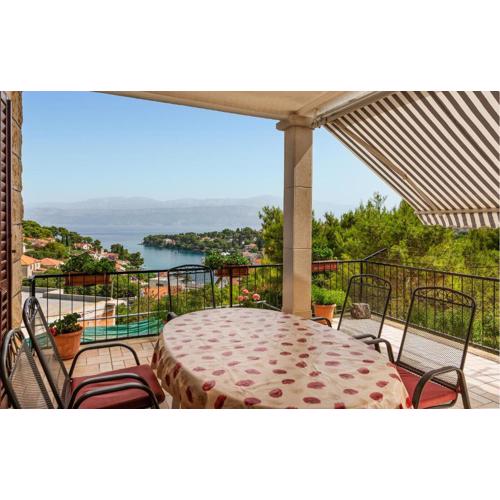 Lovely Apartment In Splitska - Postira