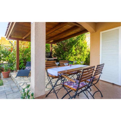 Lovely Apartment In Vantacici
