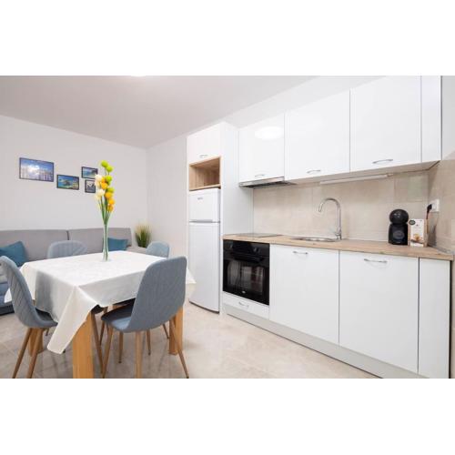 Lovely Central Apartment Ivana With Terrace