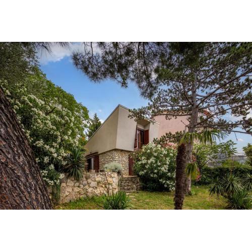 Lovely Holiday Home By The Sea - Happy Rentals