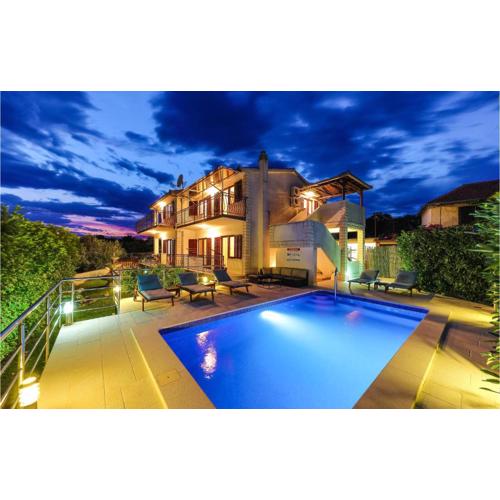 Lovely Home In Marina With Kitchen