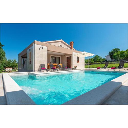 Lovely Home In Orihi With Jacuzzi