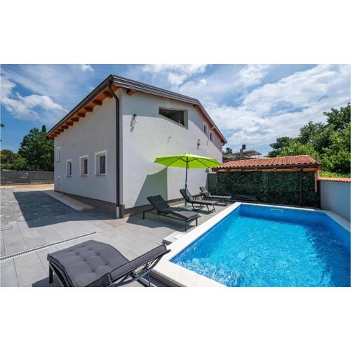 Lovely Home In Peroj With Wifi