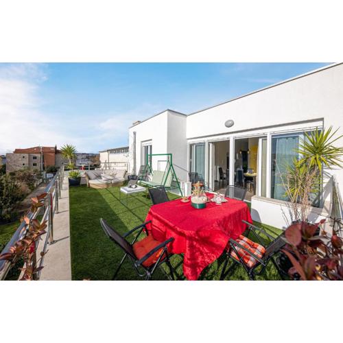 Lovely Home In Podstrana With Jacuzzi