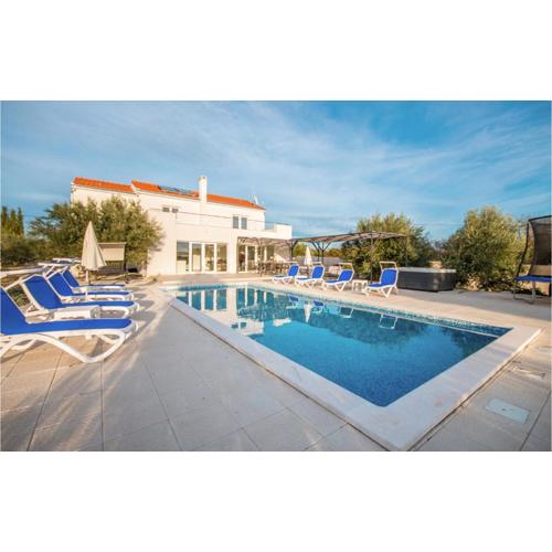 Lovely Home In Radosinovci With Wifi