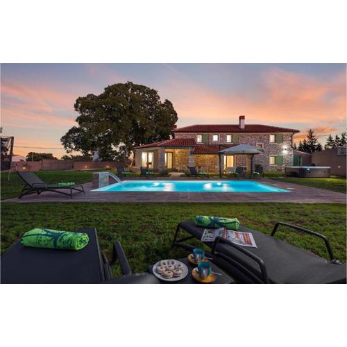 Lovely Home In Sajini With Jacuzzi