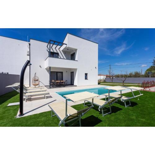 Lovely Home In Valbandon