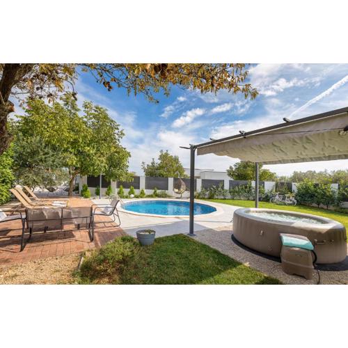 Lovely Home In Vodnjan With Jacuzzi