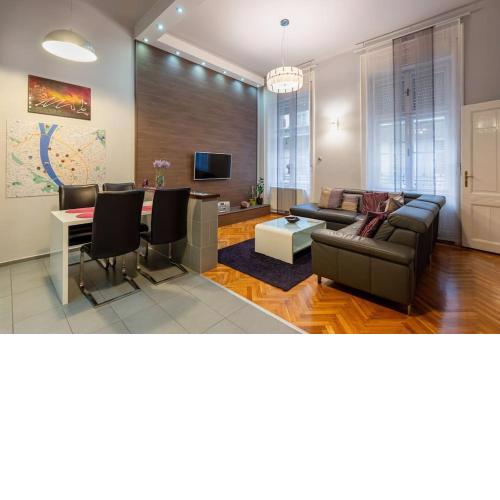 Lovely purplish apartment heart of the city